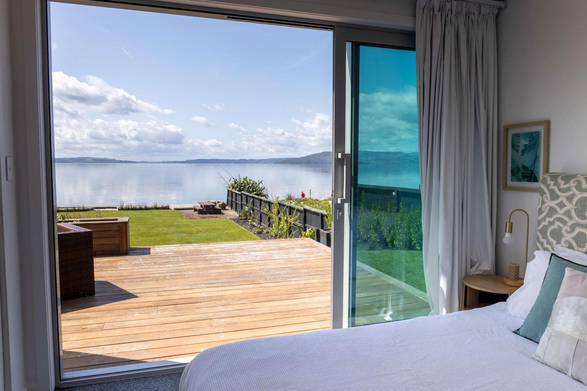 Jandals & Joy Lakefront Retreat Роторуа Екстериор снимка