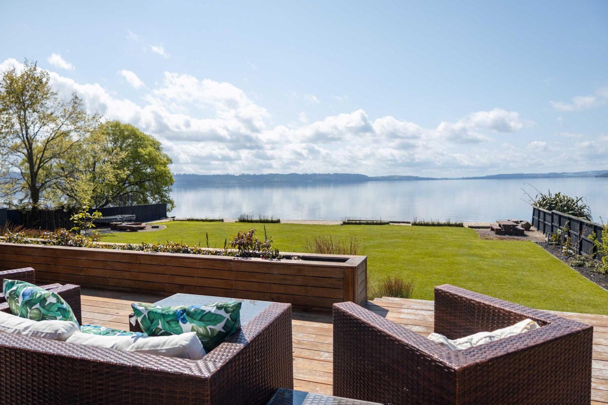 Jandals & Joy Lakefront Retreat Роторуа Екстериор снимка